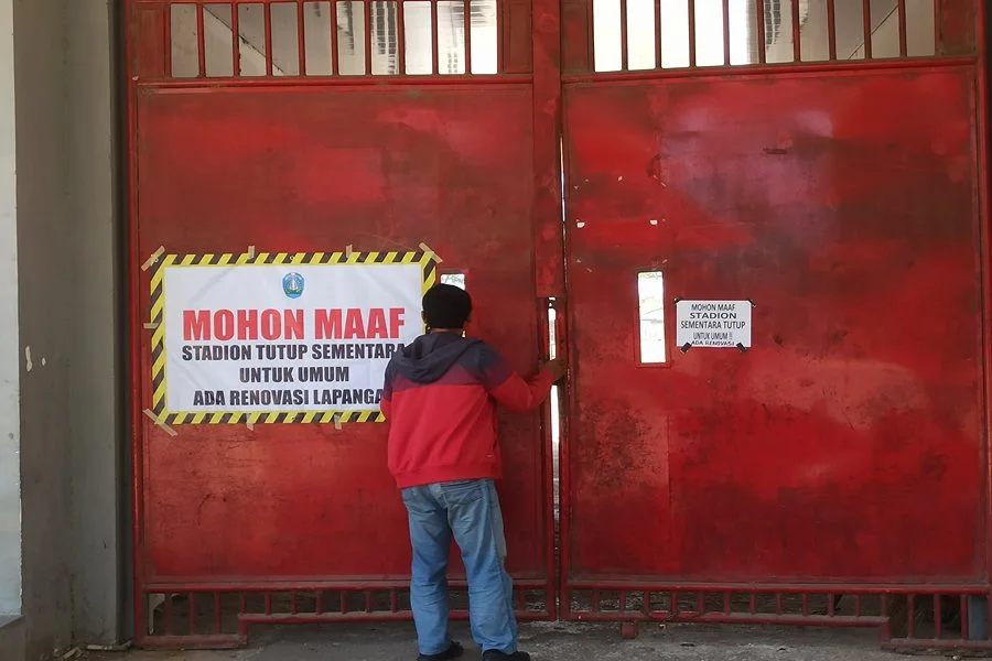 Pintu utama stadion GBK Ponorogo ditutup, sedang ada pengerjaan pergantian rumput. (Foto/Endra Dwiono/Beritajatim.com)