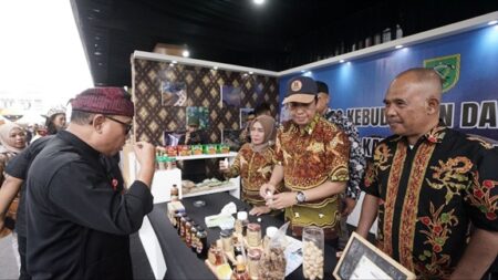 Produk Unggulan UMKM Desa Tampil di Tengah Parade BEC Banyuwangi foto beritajatim