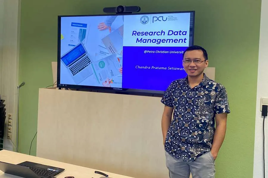 Chandra Pratama Setiawan, Pustakawan UK Petra Surabaya.