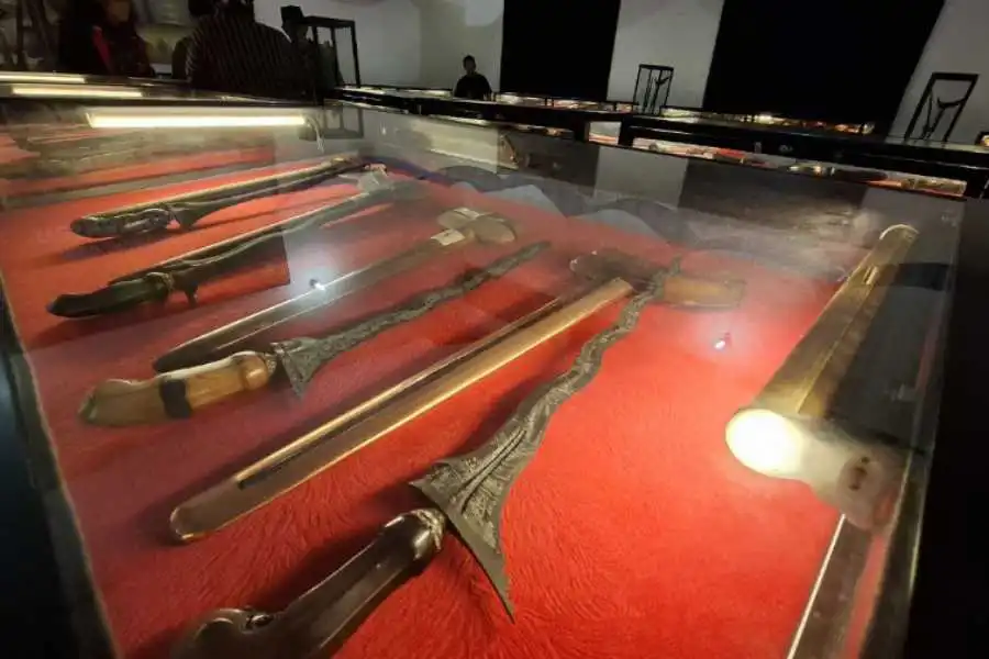 Keris yang dipamerkan dalam Pameran Tosan Aji di Gedung Tripandita, Magetan.