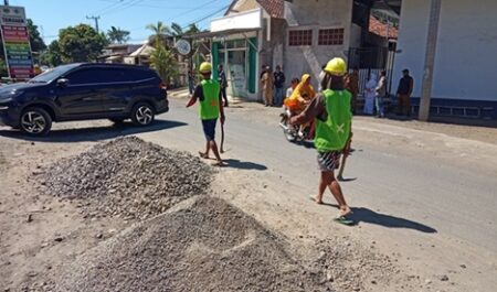 DPRD Bondowoso Berharap Program Perbaikan Jalan Tak Dipolitisir foto beritajatim