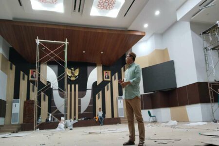 Ketua DPRD Kabupaten Pasuruan, Sudiono Fauzan melihat proses pengerjaan atap ruang paripurna.