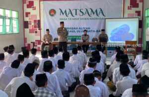 Polres Pamekasan Edukasi Siswa Baru di MA Mambaul Ulum Bata-Bata Suasana program Police Goes to School yang digagas Polres Pamekasan, bagi mahasiswa baru MA Mambaul Ulum Bata-Bata, Rabu (17/7/2024).