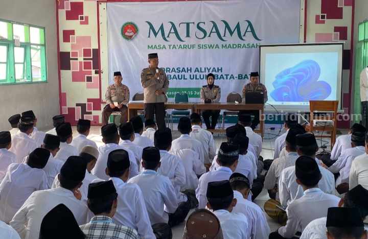 Suasana program Police Goes to School yang digagas Polres Pamekasan, bagi mahasiswa baru MA Mambaul Ulum Bata-Bata, Rabu (17/7/2024).