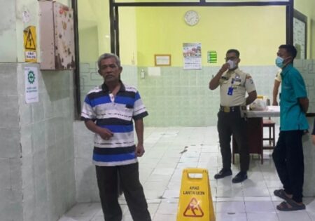Cekcok Berdarah di Pamekasan Bermotif Asmara, Masih Hubungan Saudara? Suasana Ruang Jenazah di RSUD dr Slamet Martodirdjo Pamekasan, Rabu (17/7/2024).