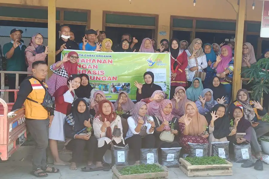 Ratusan emak-emak KWT Harapan Desa Lembah usai kegiatan sosialisasi program ketahanan pangan berbasis lingkungan. (Foto: Endra Dwiono/Beritajatim.com)