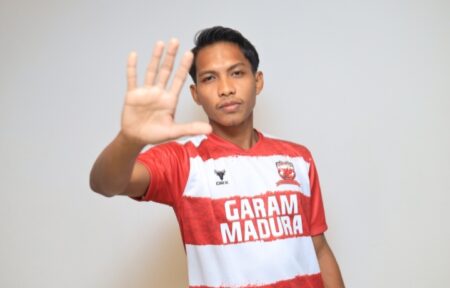 Madura United Kenakan Jersey Khusus di Piala Presiden 2024 Pemain asli Madura, Feby Ramzi Wirawan mengenakan jersey spesial Madura United FC untuk ajang pra musim Piala Presiden 2024.