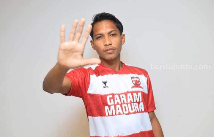 Pemain asli Madura, Feby Ramzi Wirawan mengenakan jersey spesial Madura United FC untuk ajang pra musim Piala Presiden 2024.