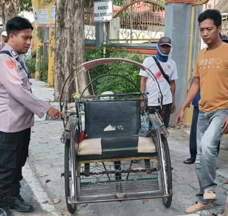 Foto polisi mengamankan becak milik lansia yang meninggal dunia 