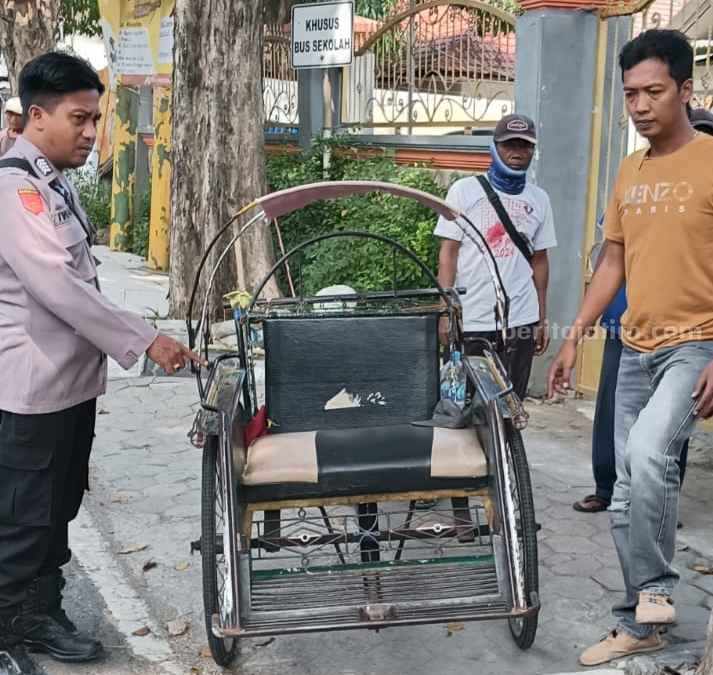 Foto polisi mengamankan becak milik lansia yang meninggal dunia 