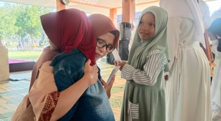 Bupati Mak Rini Santuni Ratusan Yatim Piatu dari Pelosok Blitar foto beritajatim