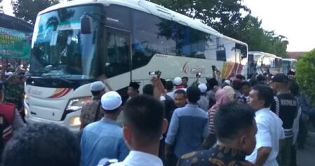 Jemaah haji yang tergabung dalam kelompok terbang atau kloter 105 asal Desa Tambung, Kecamatan Pademawu, Pamekasan.