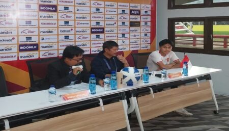 Coach Indra Sjafri di Gelora Bung Tomo Surabaya (dok. Ochan/beritajatim.com)