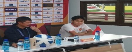 Bawa Kemenangan Timnas dan Menangis Cetak Gol, M Kafiatur Terinspirasi sang Ayah Pemain nomor 10 Timnas Indonesia U-19 M. Kafiatur bersama Indra Sjafri (dok. Ochan/beritajatim.com)