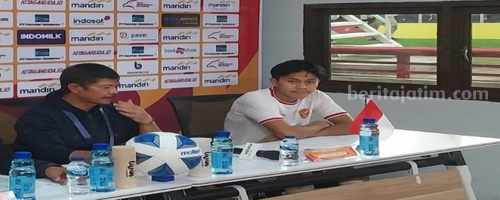 Pemain nomor 10 Timnas Indonesia U-19 M. Kafiatur bersama Indra Sjafri (dok. Ochan/beritajatim.com)