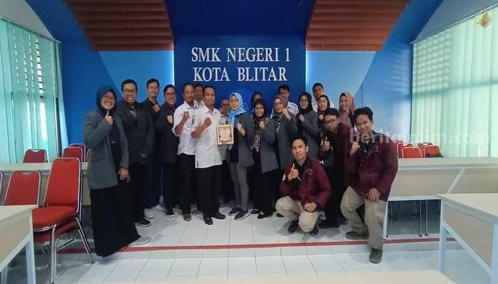 Prodi S1 Teknik Biomedis Universitas Airlangga (Unair) Surabaya melaksanakan pengabdian masyarakat (Pengmas) di SMK Negeri 1 Kota Blitar, Rabu (24/07/2024). (Foto : Winanto/beritajatim.com)