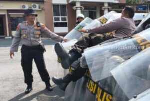 Cara Polres Pamekasan Siapkan Personel Hadapi Pilkada 2024 Personel Polres Pamekasan, jalani latihan pengendalian massa sambut pilkada di Lapangan Mapolres Pamekasan, Jl Stadion 81 Pamekasan, Rabu (24/7/2024).