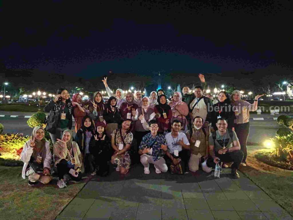 Para peserta jelajah kuliner Malam di Malang saat berada di depan Balai Kota Malang (Foto: Istimewa)