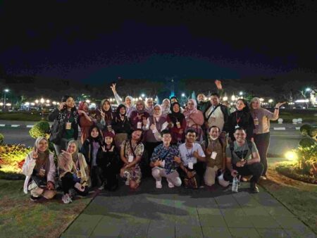 Ulang Tahun Kedua, Jelajah Malang Susuri Kuliner Legend Malam Para peserta jelajah kuliner Malam di Malang saat berada di depan Balai Kota Malang (Foto: Istimewa)