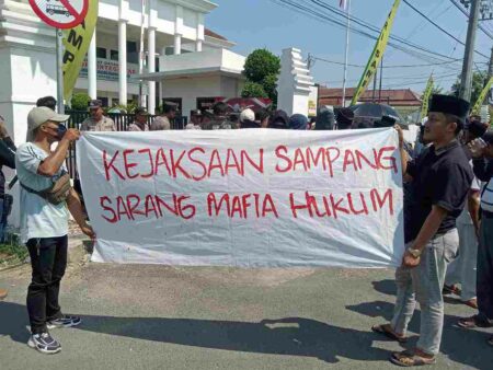 Korban Penembakan Sampang Demo Kejaksaan Negeri