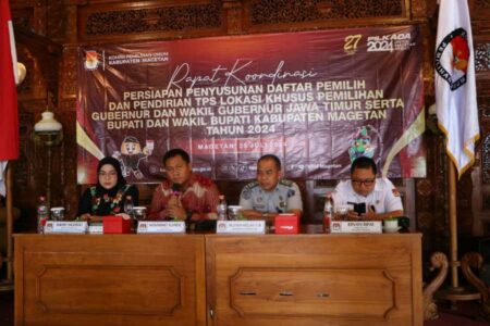 KPU Magetan dan instansi terkait saat Rakor Persiapan Penyusunan Daftar Pemilih dan pendirian TPS Lokasi Khusus Pemilihan Gubernur dan wakil Gubernur Jawa Timur serta Bupati dan Wakil Bupati Magetan 2024 itu digelar di Harmadha Joglo Magetan, Kamis (25/07/2024)
