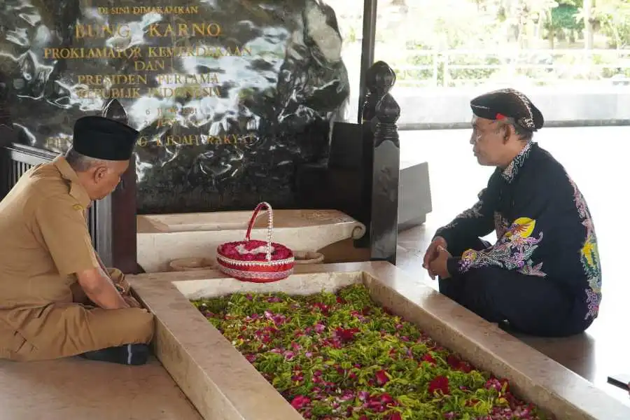 Hergunadi (baju hitam) saat berziarah di makam Bung Karno di Blitar, Selasa (23/07/2024)