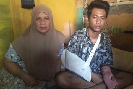 Cerita Keluarga Korban Begal di Surabaya, Dibacok, Tak Bisa Kerja, hingga Biaya Perawatan Sendiri Julia Munawaroh dan M. Riski saat ditemui dirumahnya Jalan Bratang Gede.