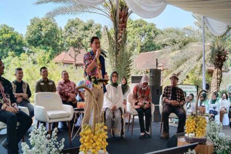 Kementrian Pariwisata dan Ekonomi Kreatif (Kemenparekraf), Sandiaga Uno datang ke kebun kurma Pasuruan.