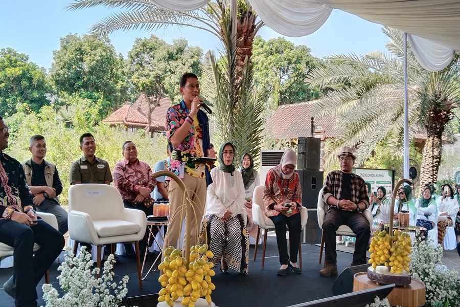 Kementrian Pariwisata dan Ekonomi Kreatif (Kemenparekraf), Sandiaga Uno datang ke kebun kurma Pasuruan.