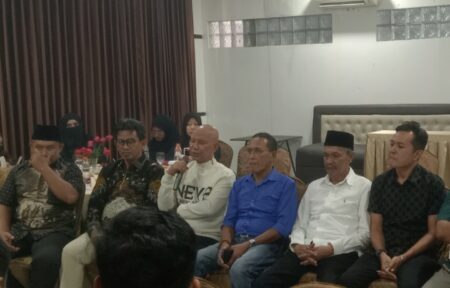 Ketua DPD PDI Perjuangan Jatim, MH Said Abdullah (kaos putih) saat konferensi pers di Ballroom Hotel Odaita Pamekasan, Sabtu (27/7/2024).
