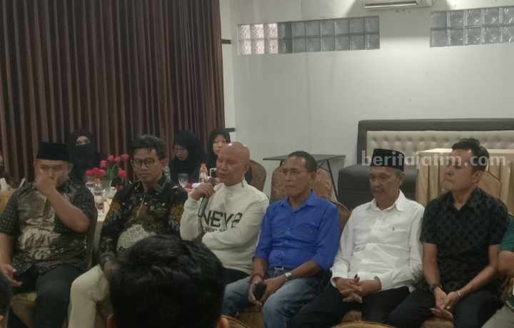 Ketua DPD PDI Perjuangan Jatim, MH Said Abdullah (kaos putih) saat konferensi pers di Ballroom Hotel Odaita Pamekasan, Sabtu (27/7/2024).