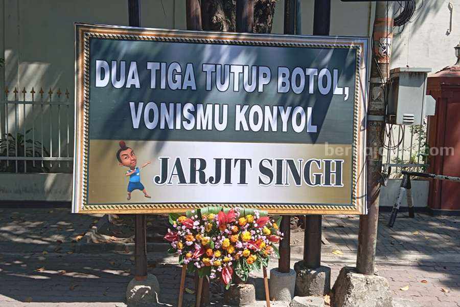 Salah satu karangan bunga di depan PN Surabaya.
