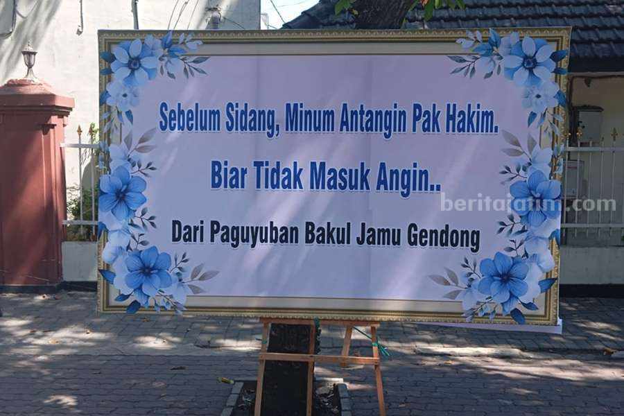 Salah satu karangan bunga di depan PN Surabaya.