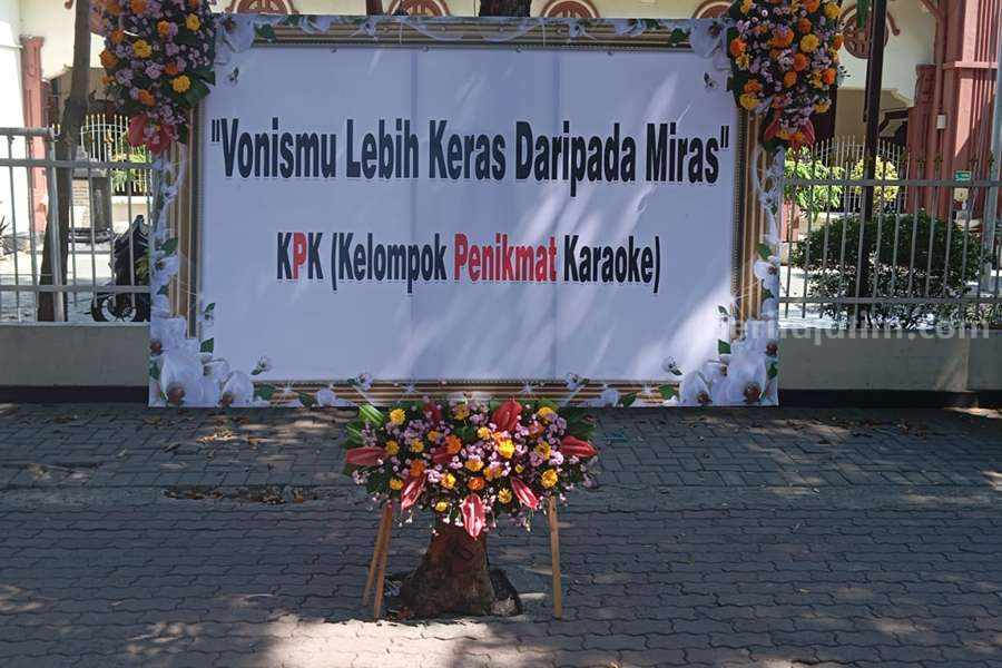 Salah satu karangan bunga di depan PN Surabaya.