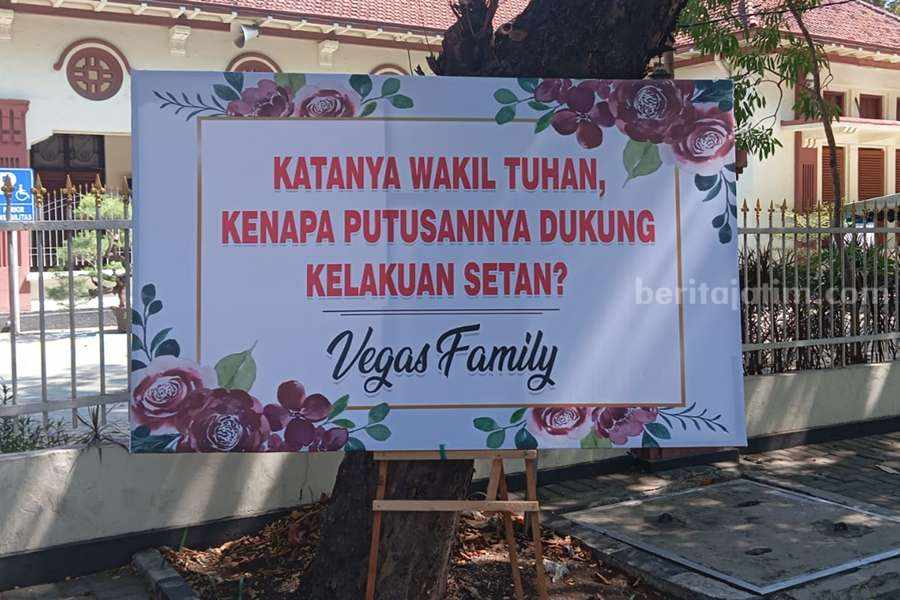 Salah satu karangan bunga di depan PN Surabaya.