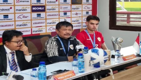 Bawa Kemenangan Indonesia, Indra Sjafri Bicara AFC dan Nazar ke Masjidil Haram Pelatih Timnas Indonesia U-19 AFF tahun 2024 Indra Sjafri (dok. Ochan/beritajatim.com)