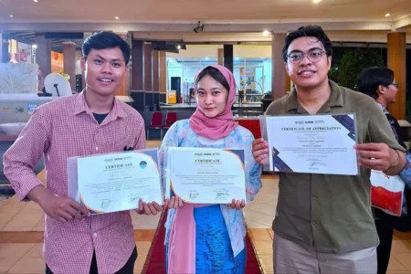 Irena Audyna Naomi (tengah) mendapatkan penghargaan di PT Stechoq Robotika Indonesia.