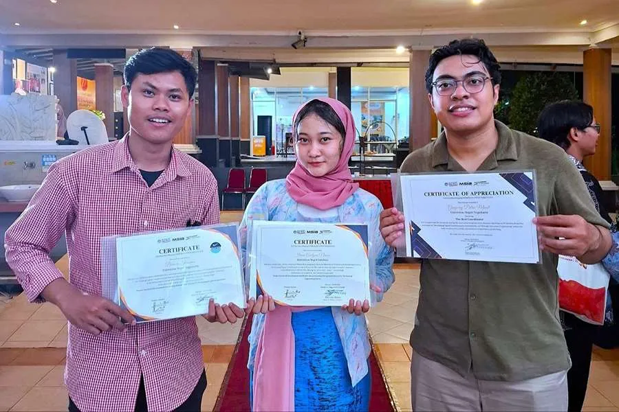 Irena Audyna Naomi (tengah) mendapatkan penghargaan di PT Stechoq Robotika Indonesia.