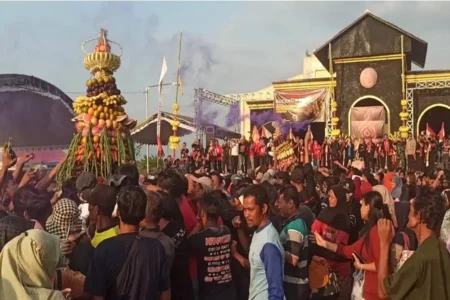Warga berebut buceng yang berisi buah-buahan dan sayuran di halaman Monumen Bantarangin. (Foto/Endra Dwiono/Beritajatim.com)