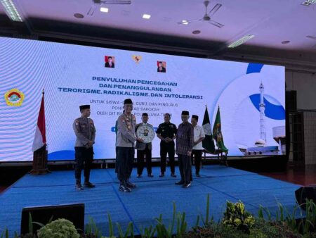 Polda Jatim Bentengi Santri Ponpes Wali Barokah Kediri Wawasan Kebangsaan foto beritajatim