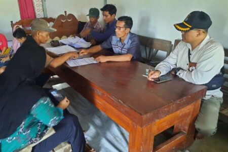 Petugas PPS dan PPK Desa Sekar Kecamatan Sekar Kabupaten Bojonegoro sedang melakukan verifikasi faktual dukungan ke pasangan calon bupati dan wakil bupati Bojonegoro jalur independen.