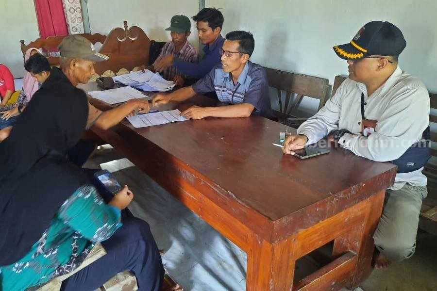 Petugas PPS dan PPK Desa Sekar Kecamatan Sekar Kabupaten Bojonegoro sedang melakukan verifikasi faktual dukungan ke pasangan calon bupati dan wakil bupati Bojonegoro jalur independen.