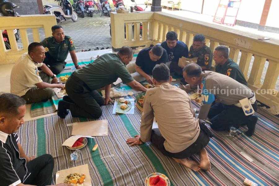 Anggota Polsek Sumberrejo Polres Bojonegoro selamatan rayakan HUT Bhayangkara