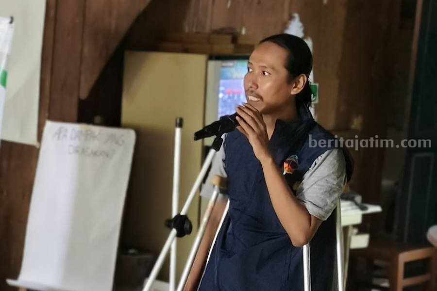 Direktur Bojonegoro Institute Aw Syaiful Huda saat berdiskusi soal mitigasi dan adaptasi perubahan iklim bagi pelajar dan mahasiswa di Bojonegoro.