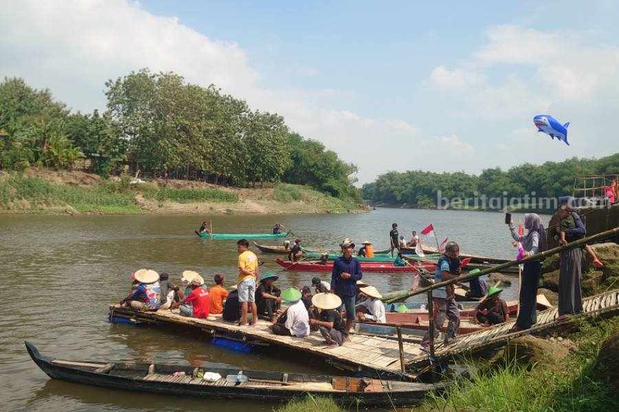 5 desa yang ada di tepian Sungai Bengawan Solo menggelar acara Candra Benawa Getas.