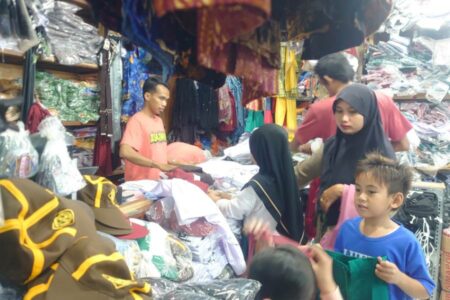 Lapak di Pasar Kota Bojonegoro Masih Banyak Diminati Orangtua Cari Seragam