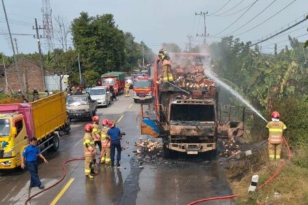 Proses pemadaman truk bermuatan logistik yang terbakar.