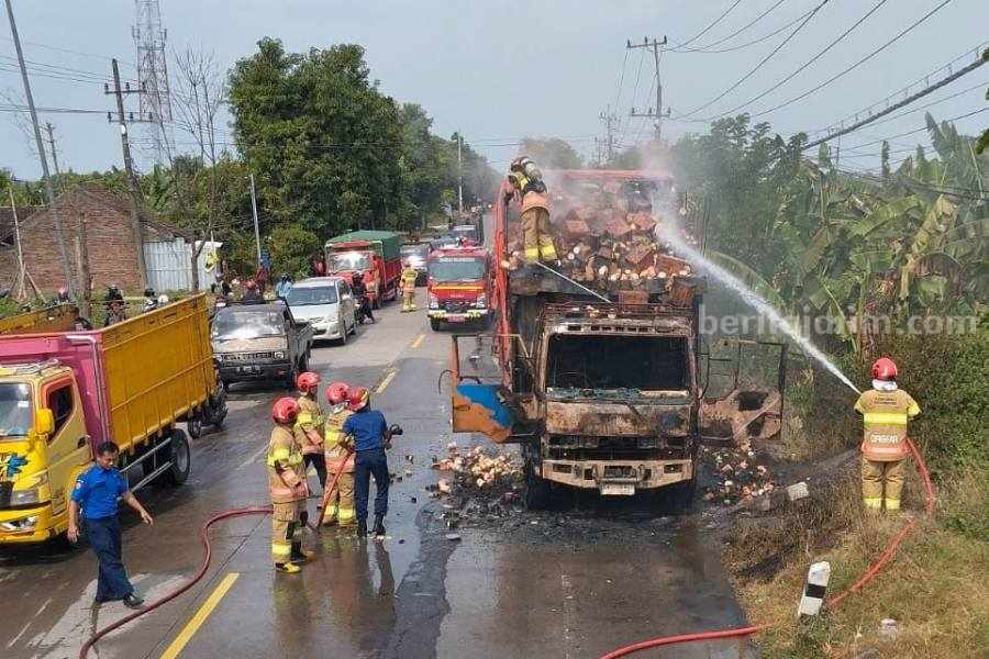 Proses pemadaman truk bermuatan logistik yang terbakar.