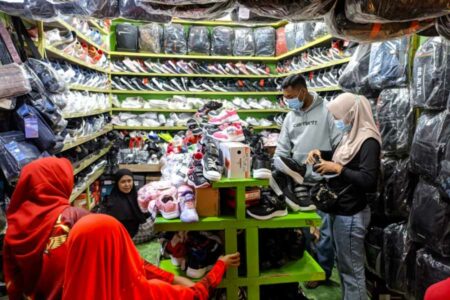 Komunitas Bradox Jazz Bengawan Bojonegoro saat bagi-bagi alat sekolah secara gratis.