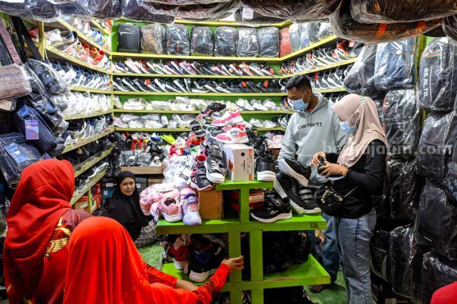 Bradox Bojonegoro Bagikan Perlengkapan Sekolah Gratis Komunitas Bradox Jazz Bengawan Bojonegoro saat bagi-bagi alat sekolah secara gratis.